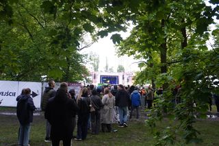 Studenci Politechniki gromadzą się w okolicy terenu juwenaliów