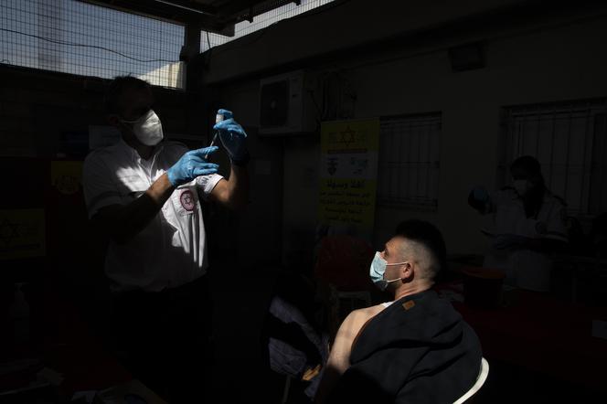 Izrael wygrywa z pandemią! Zero zgonów, oddziały covidowe zamykane