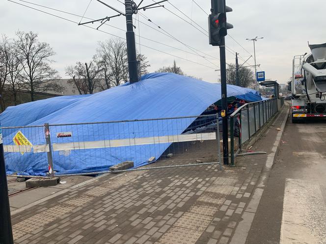 Ogromny namiot na torowisku w centrum Torunia. Chroni przed niepogodą