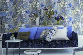 Tapeta z niebieskim wzorem kwiatowym jao kolor ściany