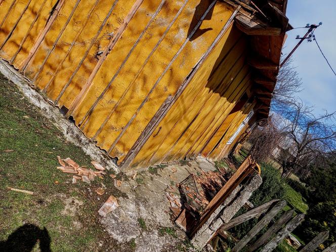 Katastrofa budowlana w Lusławicach. Starszy mężczyzna wyniesiony z domu przez policjanta i strażaka