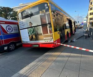 Kierowca autobusu miejskiego gruchnął w latarnię. Ta runęła na kobietę!