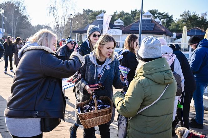 Marta Nawrocka żona kandydata na prezydenta RP Karola Nawrockiego zbiera podpisy na listach poparcia na Gdańskim molo w Brzezinie