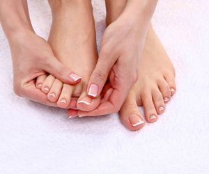 Paznokcie u nóg - jak o nie dbać? Choroby paznokci, pielęgnacja, pedicure 