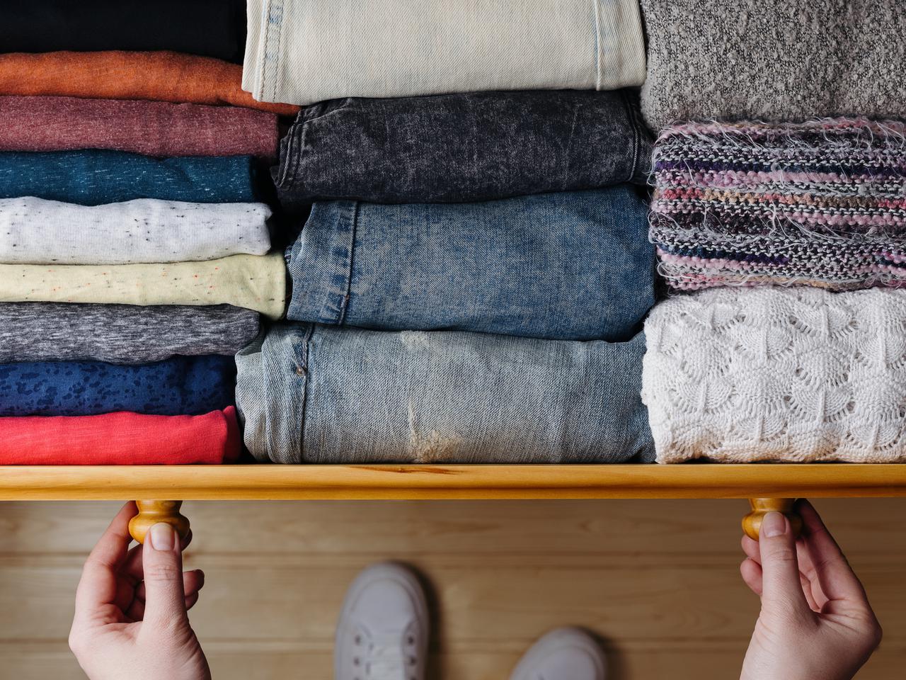  Porządki w szafie. Sprawdzone sposoby na przechowywanie ubrań 
