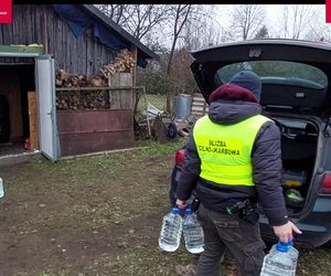 Czarna Białostocka. Nalot służb na dom 33-latki. Nielegalnie produkowała alkohol