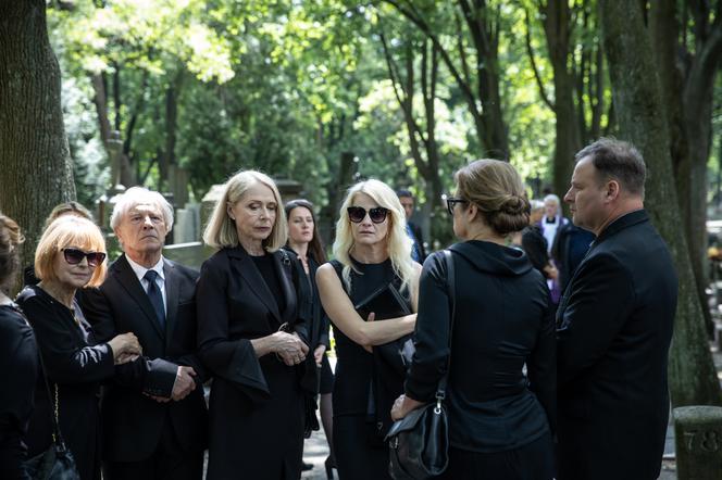 Motyw odc. 4. Luiza (Małgorzata Kożuchowska),  matka Luizy (Maria Mamona), ojciec Maksa (Jacek Domański), matka Maksa (Jolanta Wołlejko)