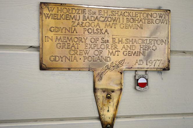 Tablica z polskiego statku, zamontowana w hołdzie Skackletonowi w kościele w Grytviken