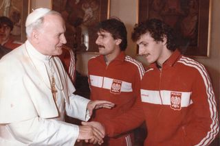 Jan Paweł II kochał piłkę nożną. Papież na stadionie i spotkania z piłkarzami 