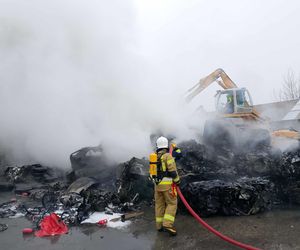 Kilkanaście wozów strażackich gasiło pożar miejscowości Kalinowy Dół 