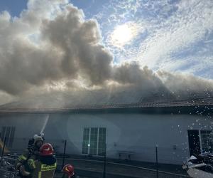 Gigantyczny pożar sali weselnej w Markach. Z ogniem walczy kilka zastępów straży pożarnej