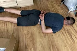 Włamywacze zatrzymani przez policję z Torunia. Zrobili podkop pod garaż