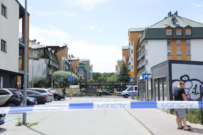 Blok przy ul. Powstańców w Ząbkach po pożarze