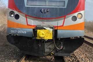 Tragedia na torach! Dwie ofiary śmiertelne po zderzeniu pociągu z autem