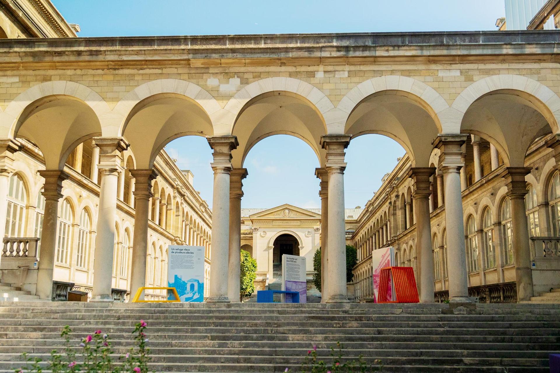 Instalacja Izabeli Bołoz na dziedzińcu paryskiego Hôtel-Dieu