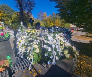 Tomasz zginął w tragicznym wypadku BMW w Dobrzechowie.  Jego grób tonie w morzu kwiatów [GALERIA]