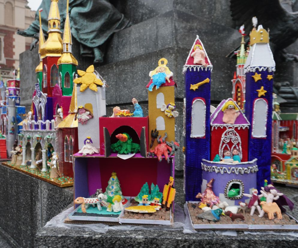 Wystawa szopek na Rynku Głównym w Krakowie przed 82. edycją konkursu