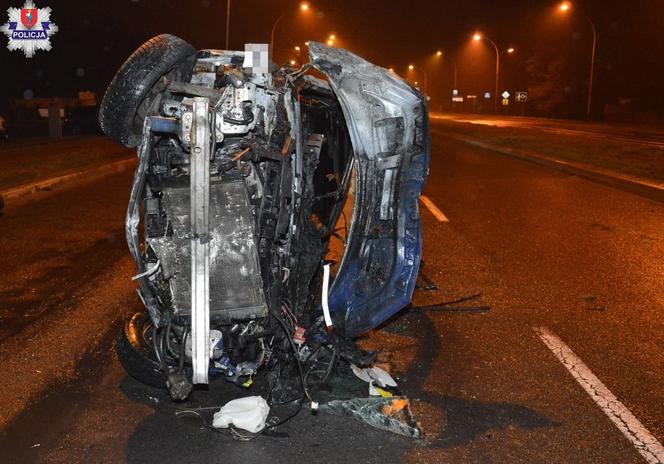 Zamość: ROZTRZASKANY renault zaczął płonąć! W środku 20-letni kierowca. DRAMAT!