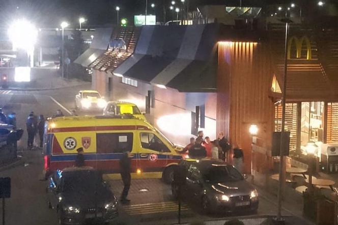 18-latek wyciągnął broń i strzelił mężczyźnie w twarz! Dramat pod McDonald's w Poznaniu