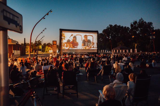 Tłumy ludzi i świetna atmosfera. Wystartowało plenerowe Kino Letnie w Centrum Historii Zajezdnia [GALERIA]