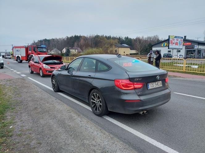 Poranny wypadek na drodze nr 42 w Kuczowie. Zderzyły się dwa auta osobowe i bus