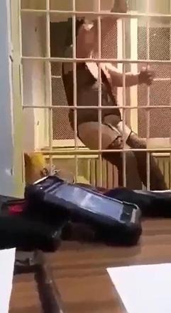 Zatańczyła policjantom na kratach