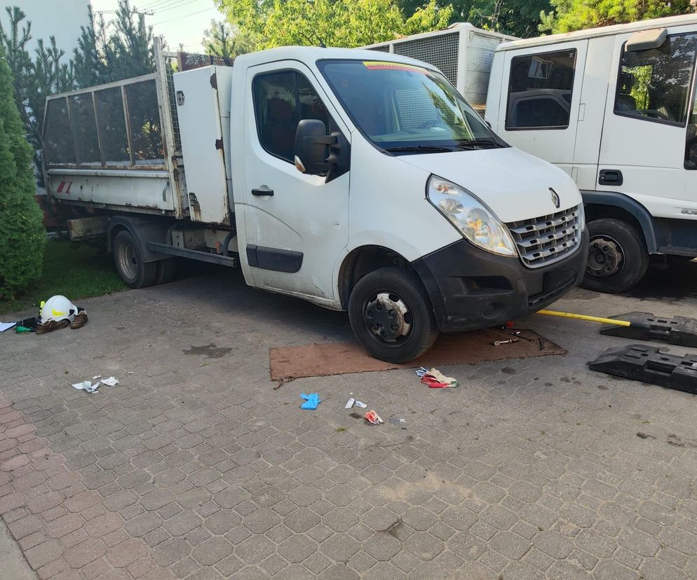 Tragedia w Młodzieszynie: Mężczyzna przygnieciony przez samochód. Lądował śmigłowiec LPR