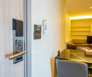 Strefa wejścia w pokoju hotelowym - dobór osprzętu elektrycznego 