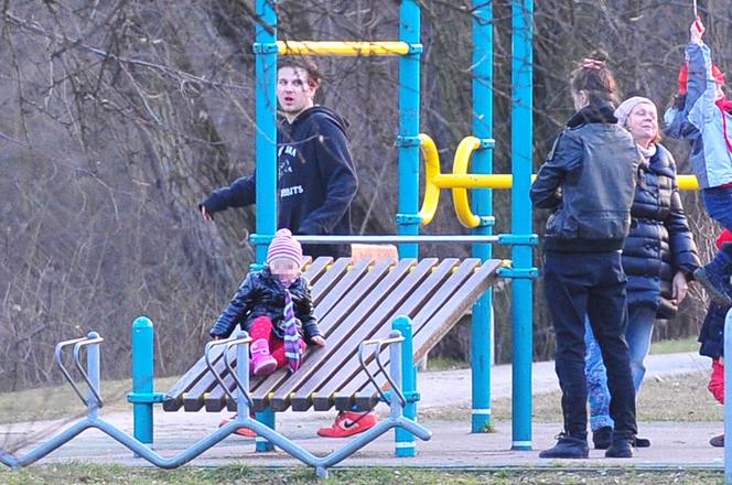 Panna z dzieckiem usidliła Królikowskiego