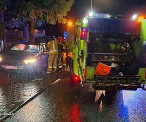 Kościelisko. Kraksa śmieciarki z osobówką. Skoda wylądowała na płocie posesji