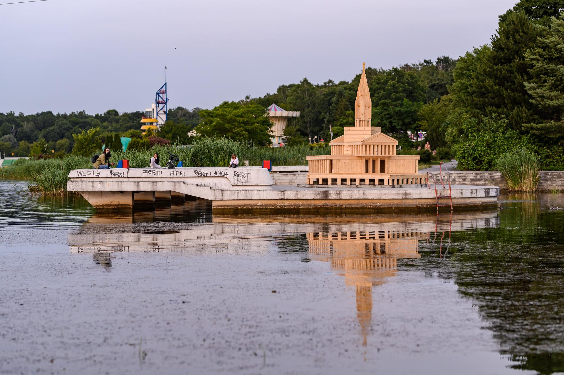 Warsztaty Mood for wood 2023 w Poznaniu – projekt „Man-Made Bench” grupy prowadzonej przez Iwo Borkowicza z pracowni JEJU Studio i Jacka Kolasińskiego z biura HIROKO