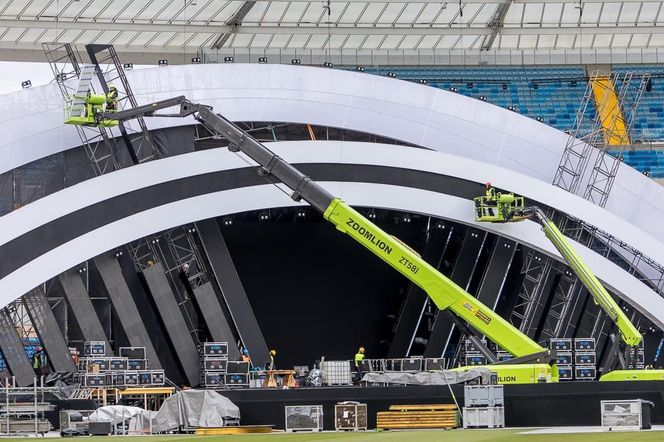 Budowa scen sylwestrowych na Stadionie Śląskim