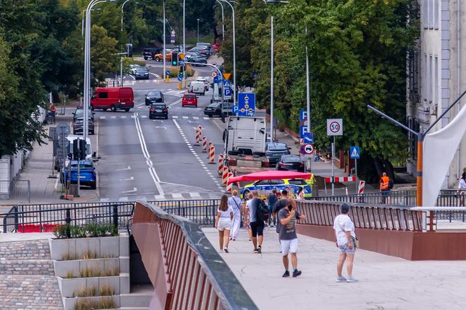 Budowa przejścia dla pieszych przez Wisłostradę w Warszawie