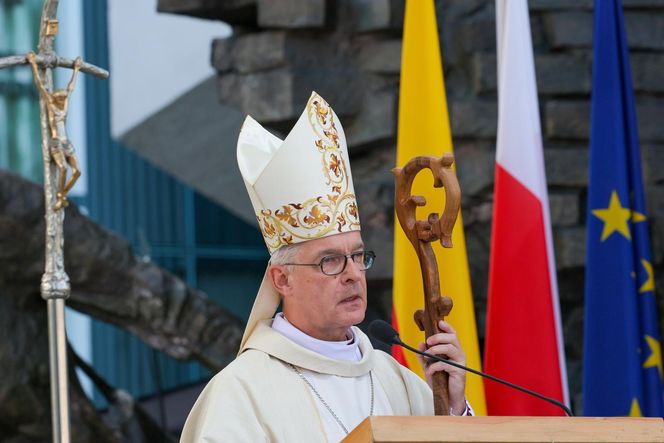 81. rocznica Powstania Warszawskiego. Uroczysta msza święta na pl. Krasińskich