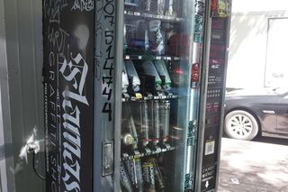 Graffomat na Ochocie. Dzielnica walczy z nielegalną maszyną do graffiti
