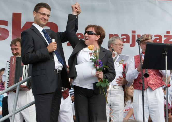 Beata Kempa śpiewa na wiecu PiS w Łomży 