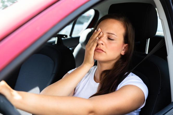 Suchość oczu podczas prowadzenia samochodu? Nie lekceważ tego objawu