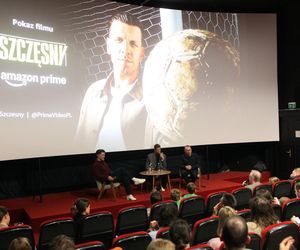 Wojciech Szczęsny z dziećmi na premierze filmu o sobie