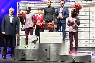 Karolina Nadolska na 1 stopniu podium, druga kenijka Teresa Kwamboka (po lewej) i trzecia kenijka Betty Chepleting (po prawej)