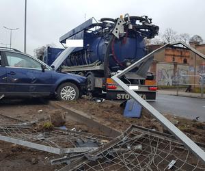 Wypadek na Jana Pawła II w Lesznie. Kierowca osobówki przejechał przez barierki