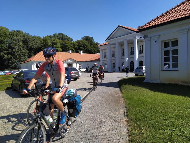 Chcą zwiedzić 23 parki narodowe w 23 dni. Wykładowcy UPH na rowerowej wyprawie [AUDIO]