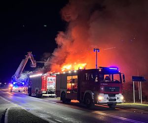 Tragiczny pożar w Rudzie Malenieckiej: Jedna osoba nie żyje, akcja strażaków trwała kilka godzin 