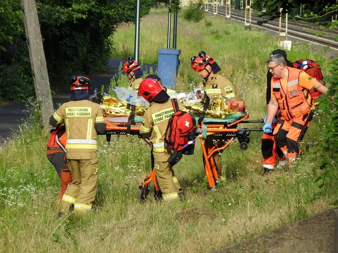 Koszmarny Wypadek W Regułach Mężczyzna Spadł Z Peronu Wprost Pod