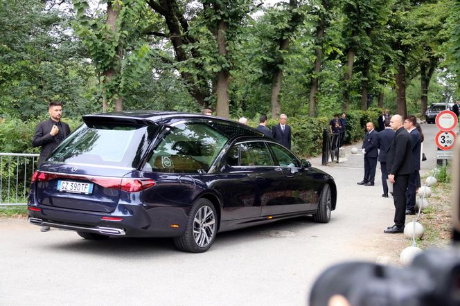 Prywatne uroczystości żałobne Giorgio Armaniego w rodzinnych stronach projektanta