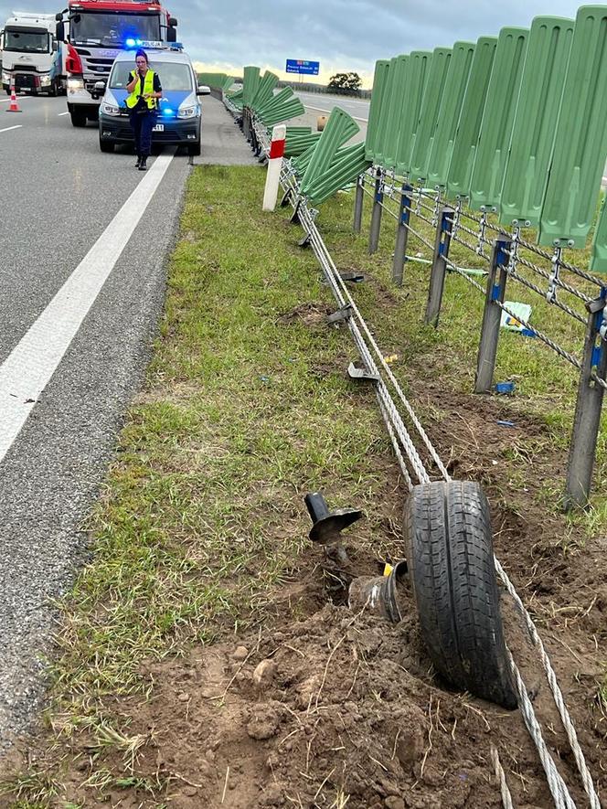 Wypadek na A1 pomiędzy Nowymi Marzami i Grudziądzem! Dostawczak wbił się w barierki