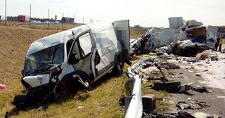 Karambol na trasie S7 pod Olsztynem - przepakowywali ładunek na pasie autostrady