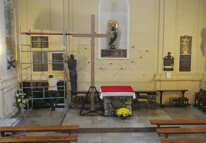 15. rocznica katastrofy smoleńskiej. Burzliwa historia krzyża sprzed Pałacu Prezydenckiego