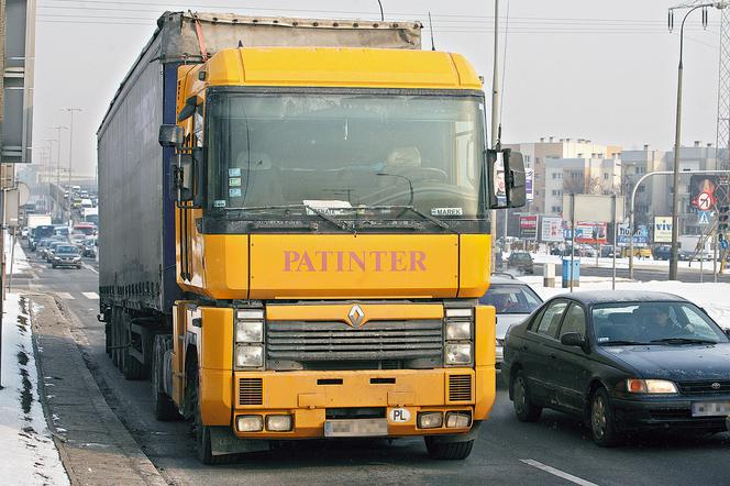 Tir zepchnął auto do rowu