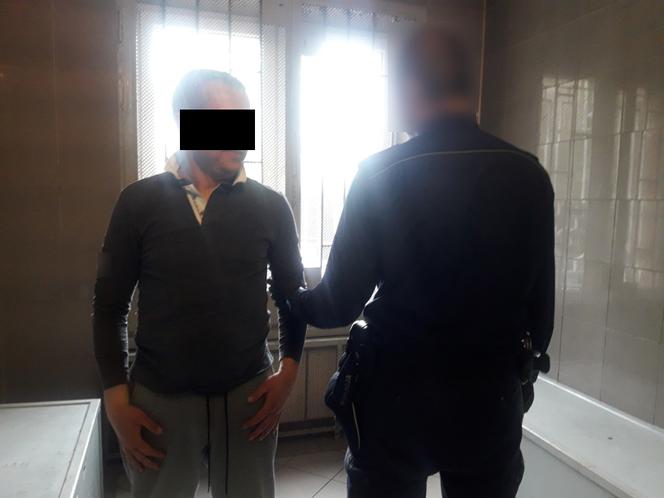 Młotkiem wybijał szyby w autach