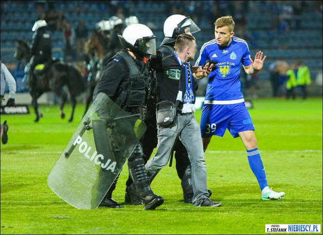 Chorzów: Zadyma na stadionie Ruchu. Kibole odpalili race i wdarli się na murawę [GALERIA]